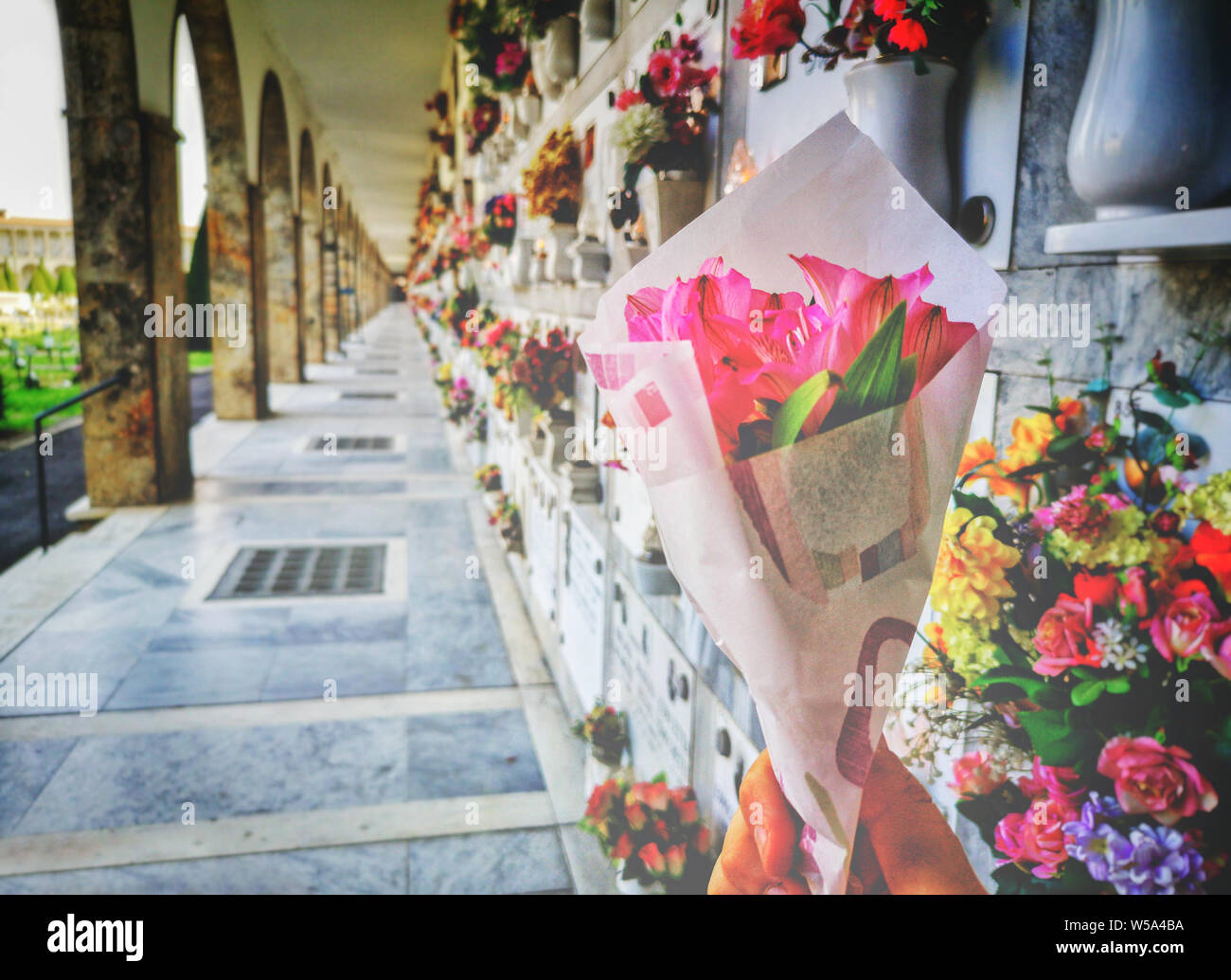 Portare fiori ai nostri cari al cimitero durante il giorno dei morti Foto Stock