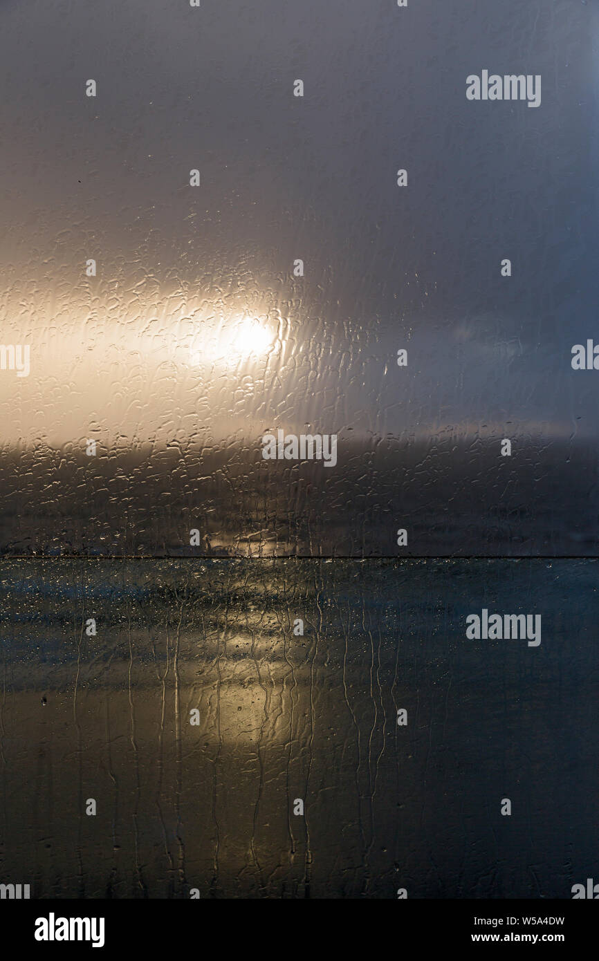 Norderney, Weststrand, Fensterscheibe, Regen, Sonnenlicht, dunkle Wolken Foto Stock
