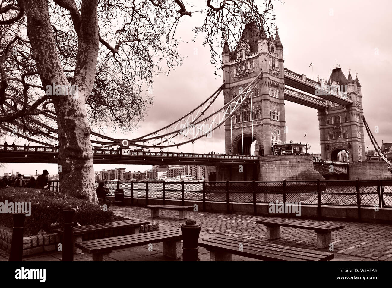 Immagine in bianco e nero del Tower Bridge di Londra. Foto Stock