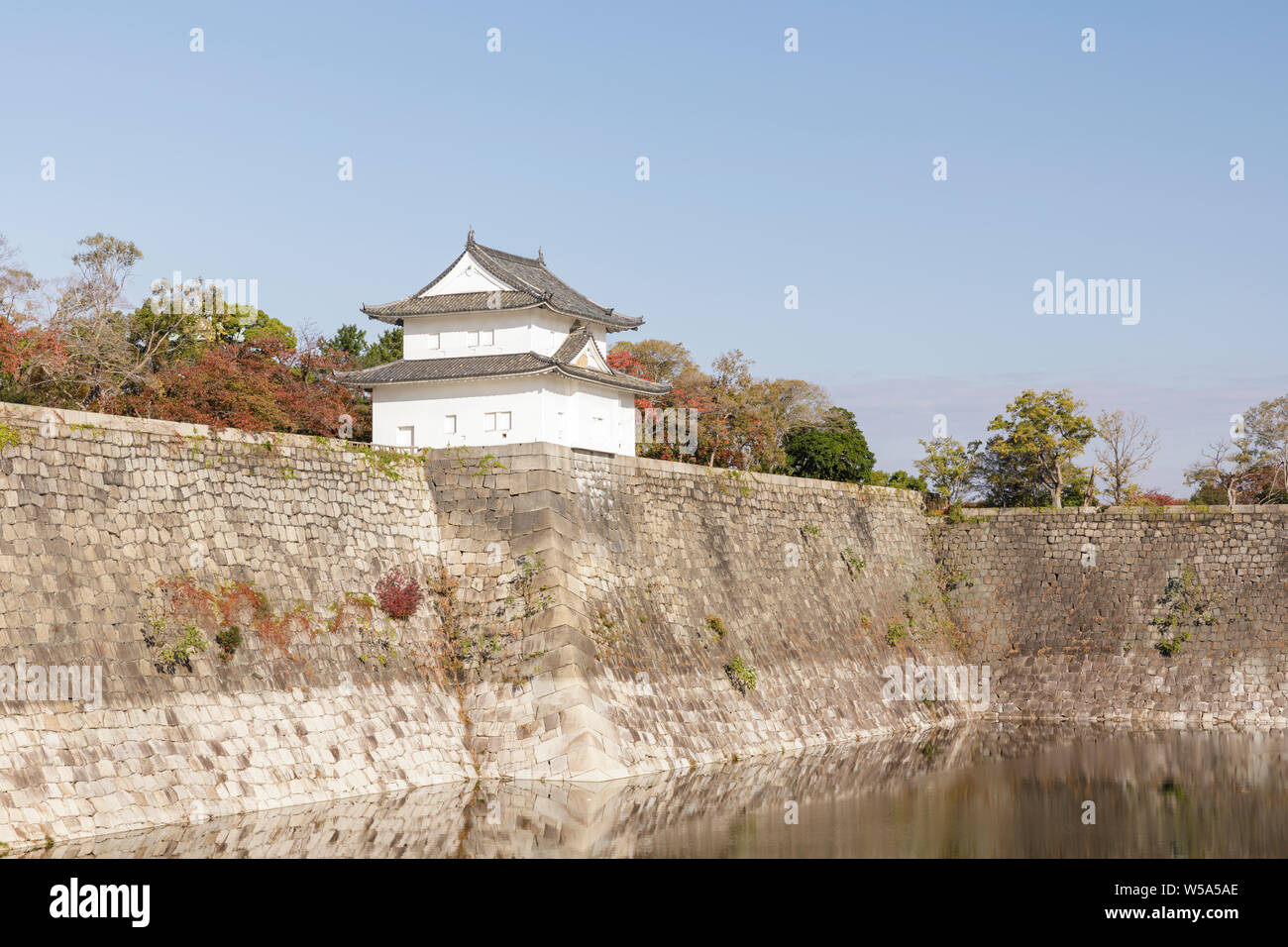 Le mura del Castello di Osaka a Osaka, in Giappone. Uno del Giappone più famosi punti di riferimento, il Castello di Osaka ha svolto un ruolo importante nella unificazione del Giappone torna in Foto Stock