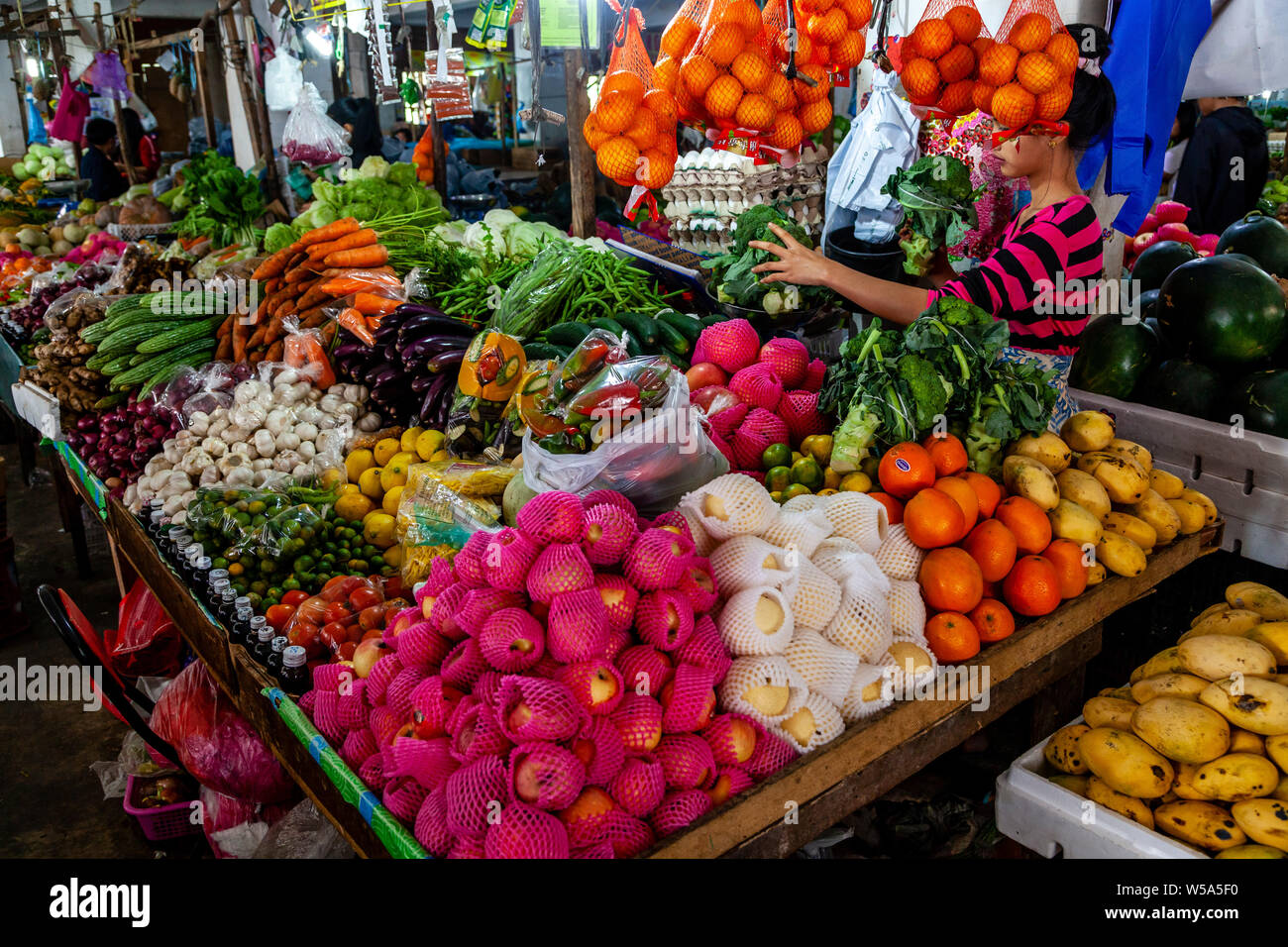 La frutta e la verdura per la vendita, il giorno di mercato, Banaue, Luzon, Filippine Foto Stock