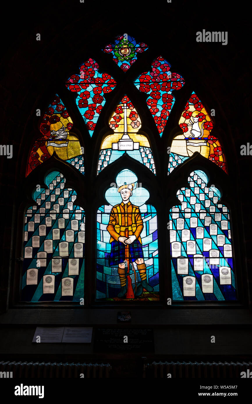 Finestra di vetro colorato di commemorazione caduti della Prima Guerra Mondiale - Chiesa del Santo rude, la vecchia città di Stirling, Scozia, Regno Unito Foto Stock