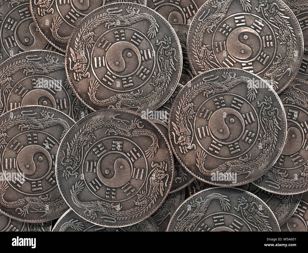 Pila di antichi cinesi ying-yang simbolo delle monete in euro Foto Stock
