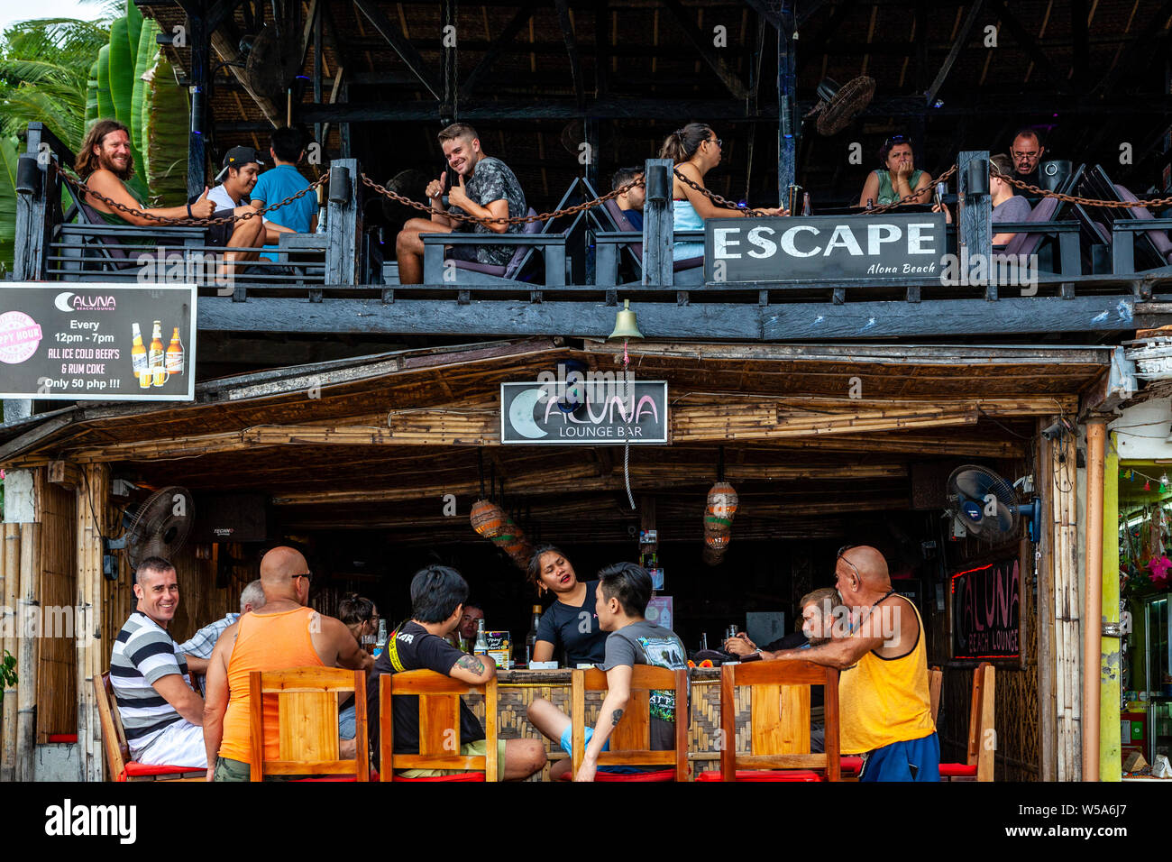 Beachfront Bar/Lounge, la struttura Alona Beach, Bohol, Filippine Foto Stock
