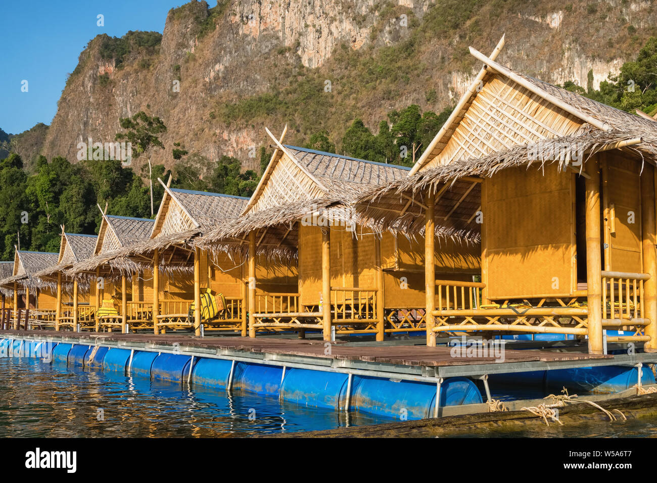 Raft case sulla Lan Cheow lago in Khao Sok National Park Foto Stock