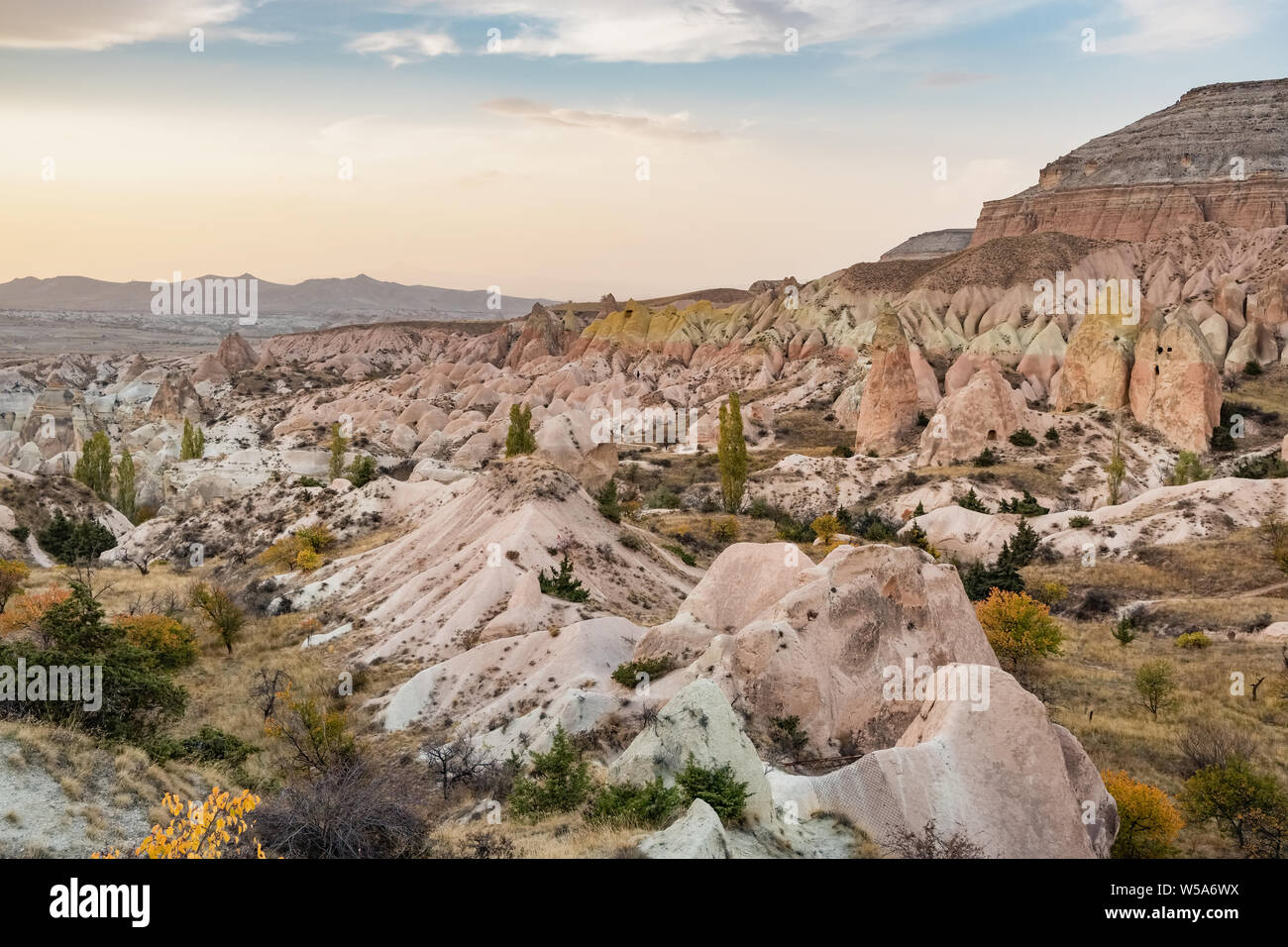 Il paesaggio della valle rossa in Cappadocia, Turchia Foto Stock