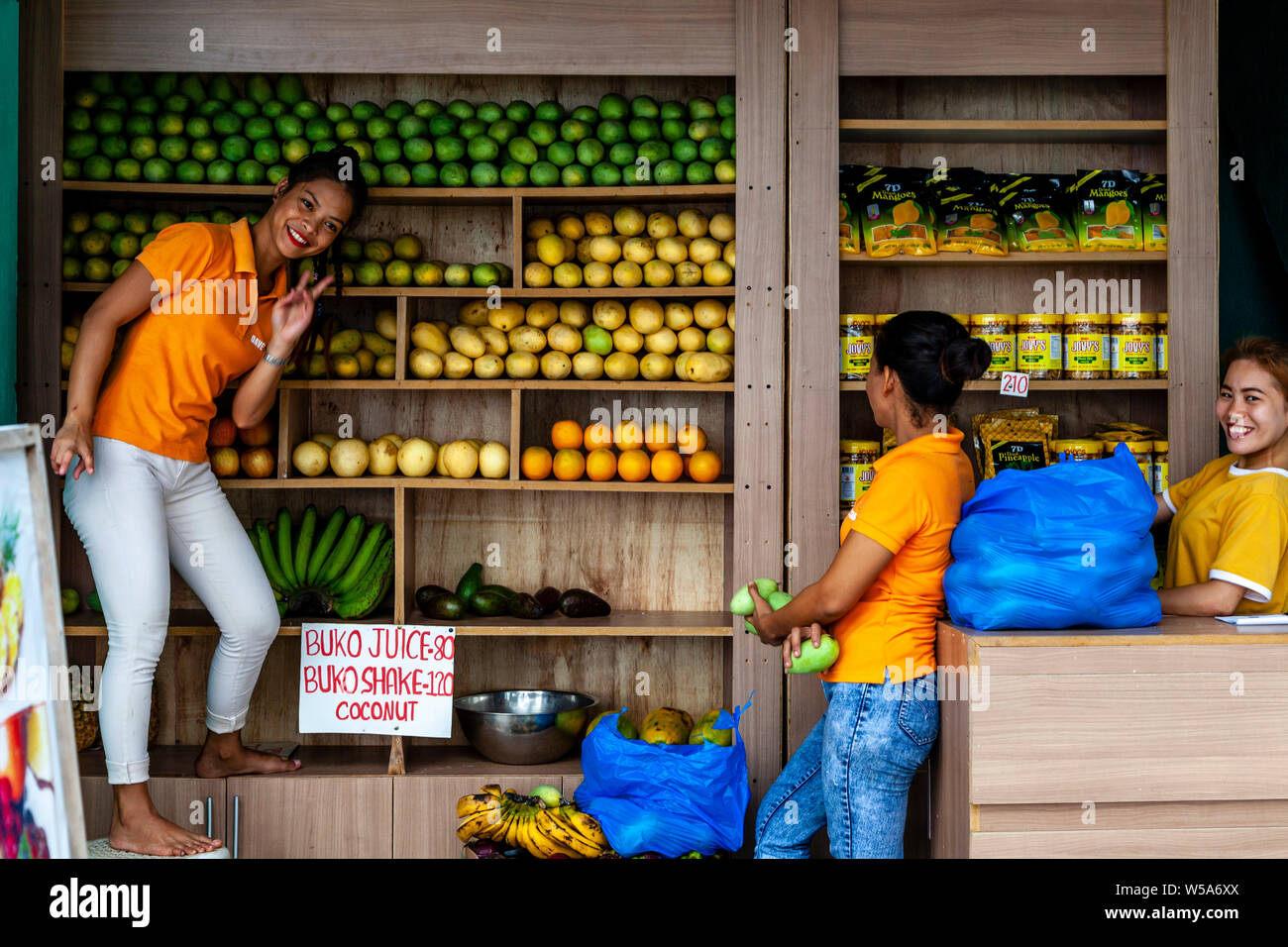 Spiaggia di frutta e succhi di frutta Shop, Alona Beach, Bohol, Filippine Foto Stock