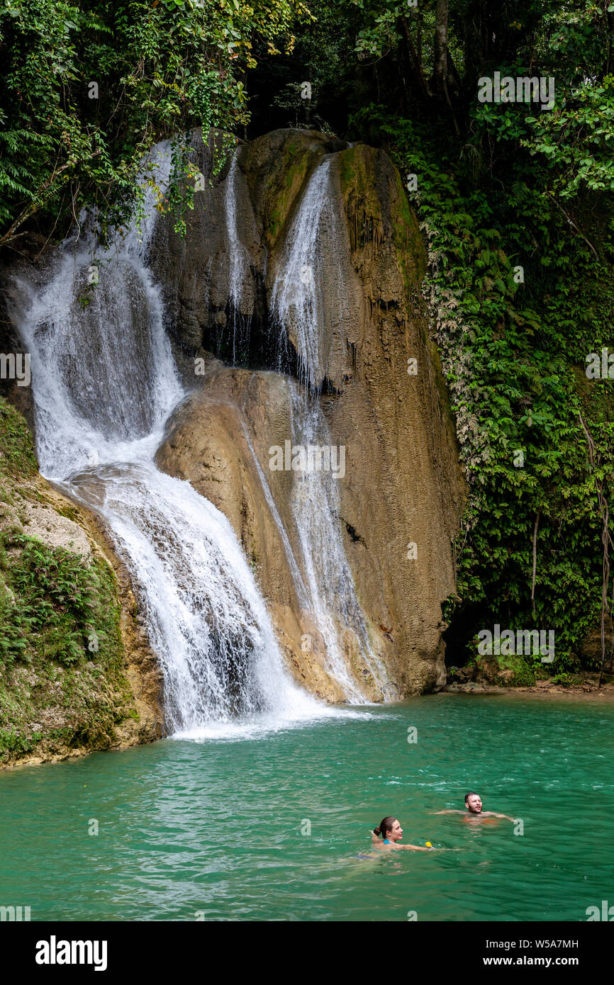 Il Pahangog Twin Falls, (cascate) Dimiao, Bohol, Filippine Foto Stock