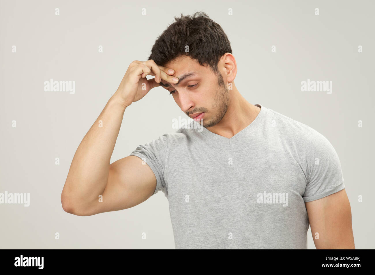 L uomo che soffre di mal di testa Foto Stock