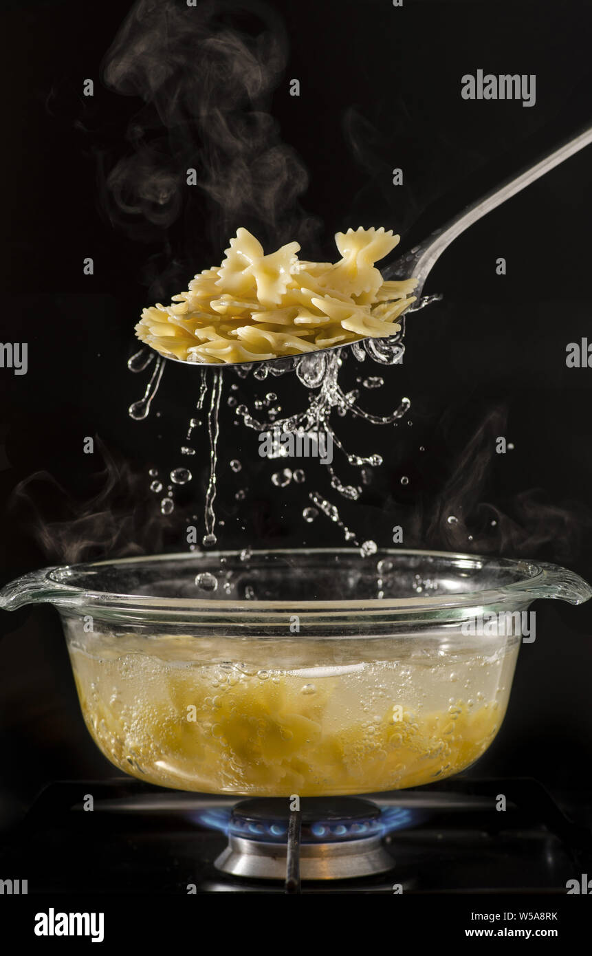 In vetro trasparente di pentola la pasta cuoce in acqua bollente Foto stock  - Alamy
