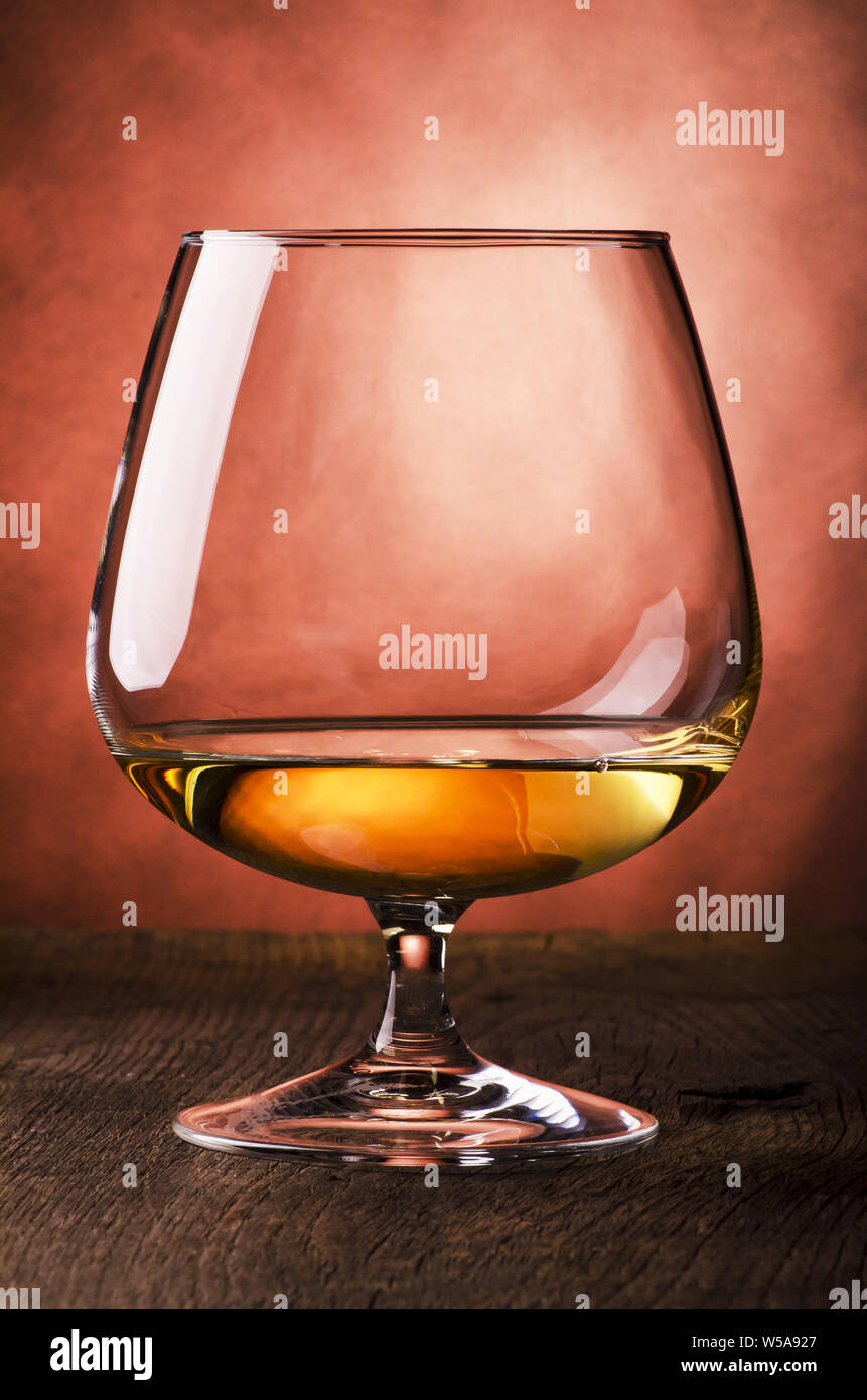 Super-alcolici in un classico vetro cognac Foto Stock