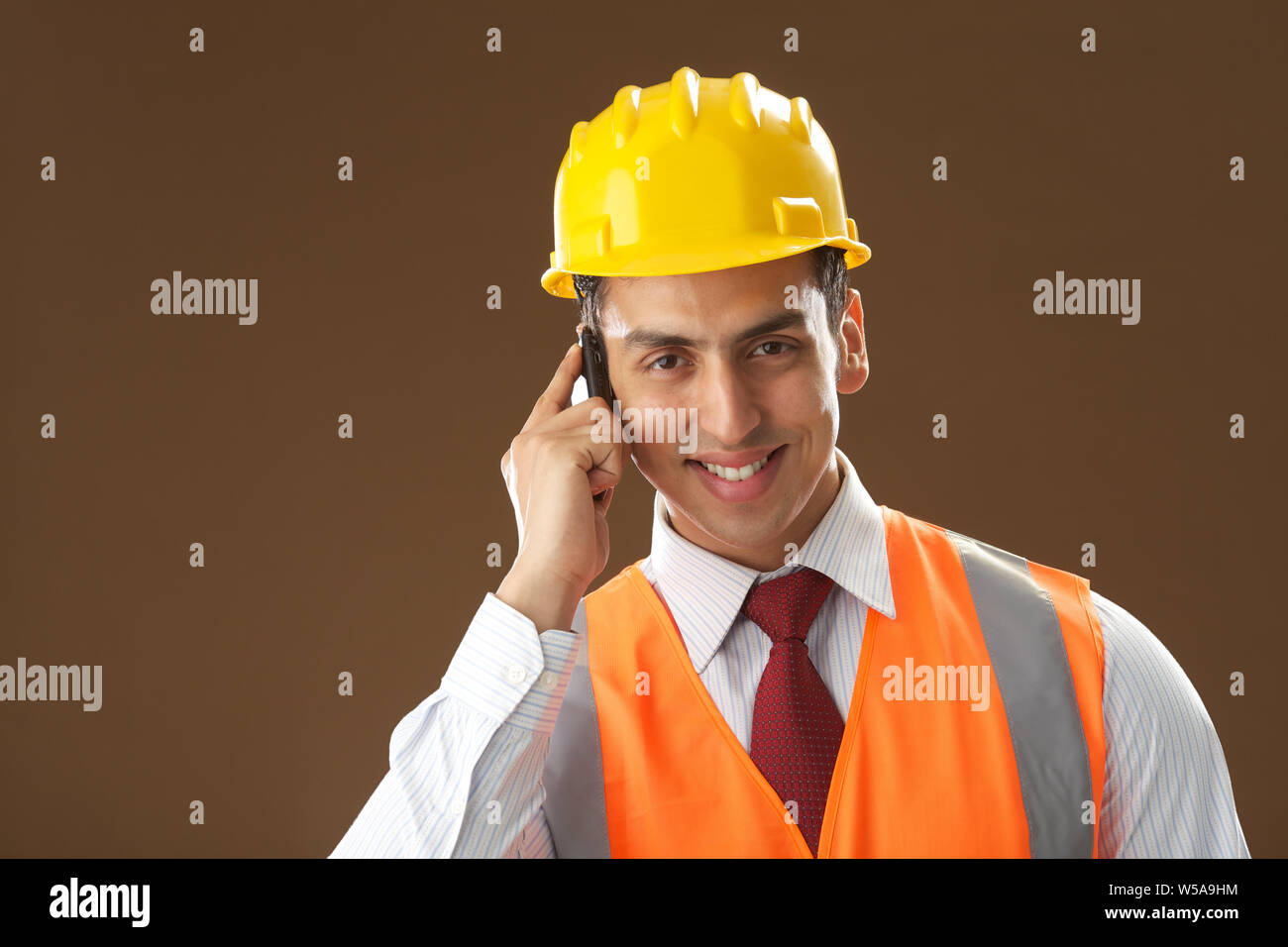 Uomo architetto parlare sul telefono cellulare Foto Stock