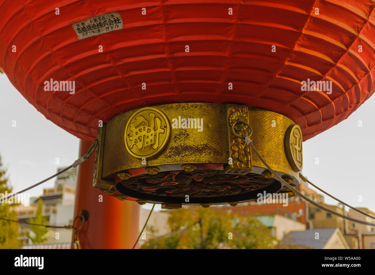 Impressionante vermiglio, lanterna rossa con ricchi golden foot catturato in un close up immagine in Asakusas Senso-ji nel centro di Tokyo, Giappone Ottobre 2018 Foto Stock