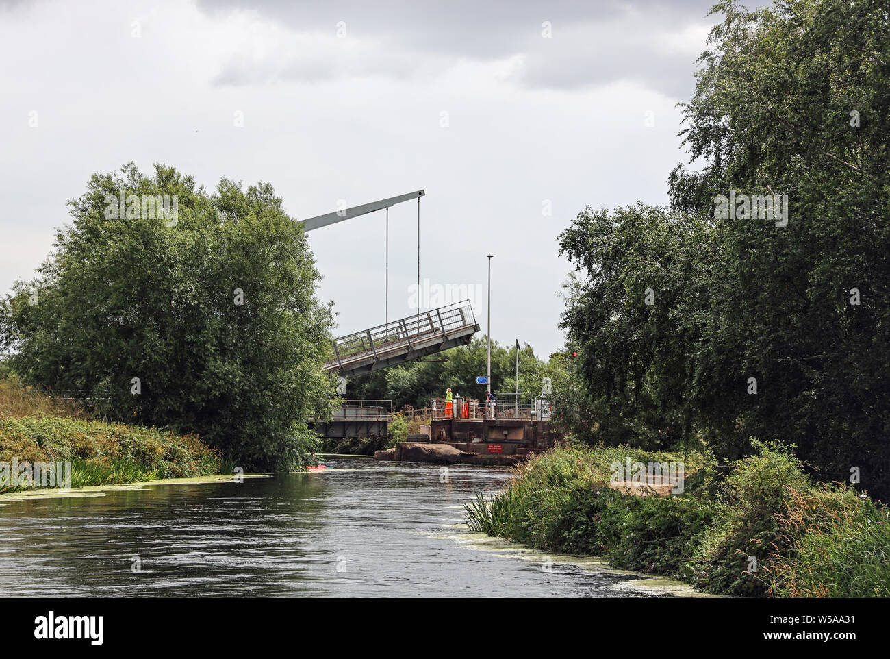 Exeter Canal Cruise passa la contessa Weir con un ponte a bilico e swingbridge in azione Foto Stock