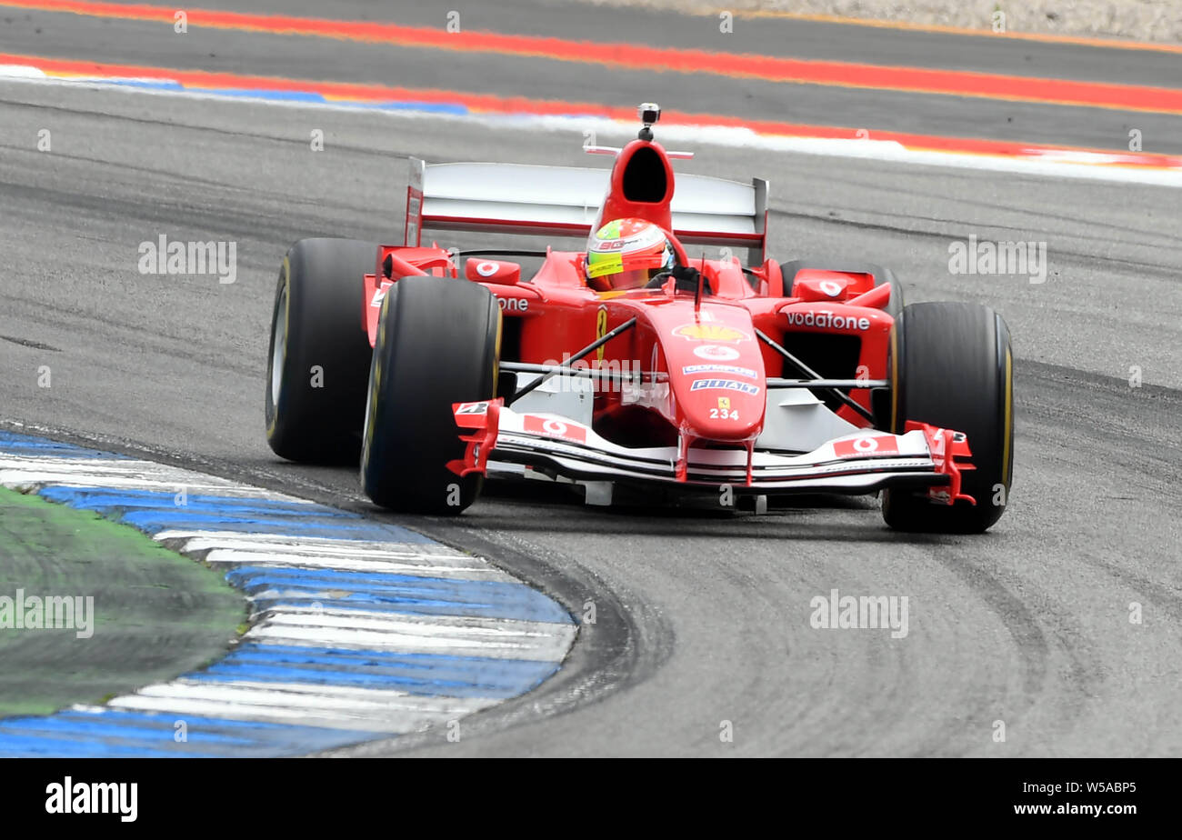 Hockenheim, Germania. 27 Luglio, 2019. Motorsport: il Campionato del Mondo di Formula 1, il Gran Premio di Germania. Formula 2 driver Mick Schumacher aziona il padre della Ferrari F2004 race car attraverso la pista. Credito: Uli Deck/dpa/Alamy Live News Foto Stock