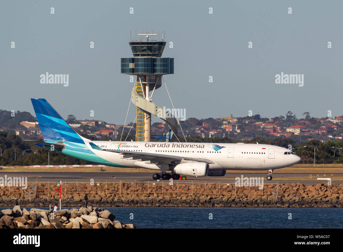 Garuda Indonesia Airlines Airbus A330 aereo di linea che decollano dall'Aeroporto di Sydney. Foto Stock