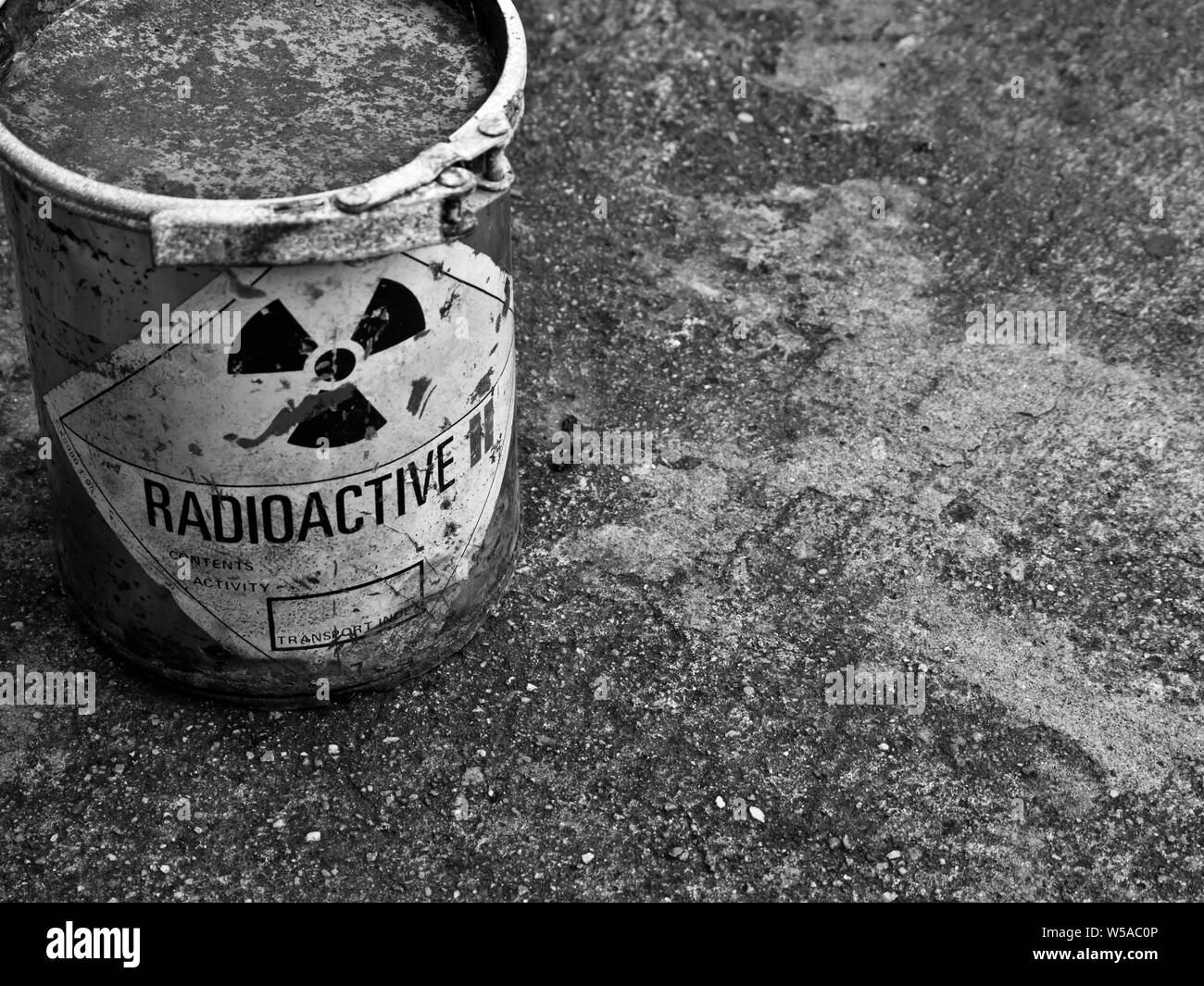 Il decadimento del vecchio materiale Radioative contenitore Foto Stock