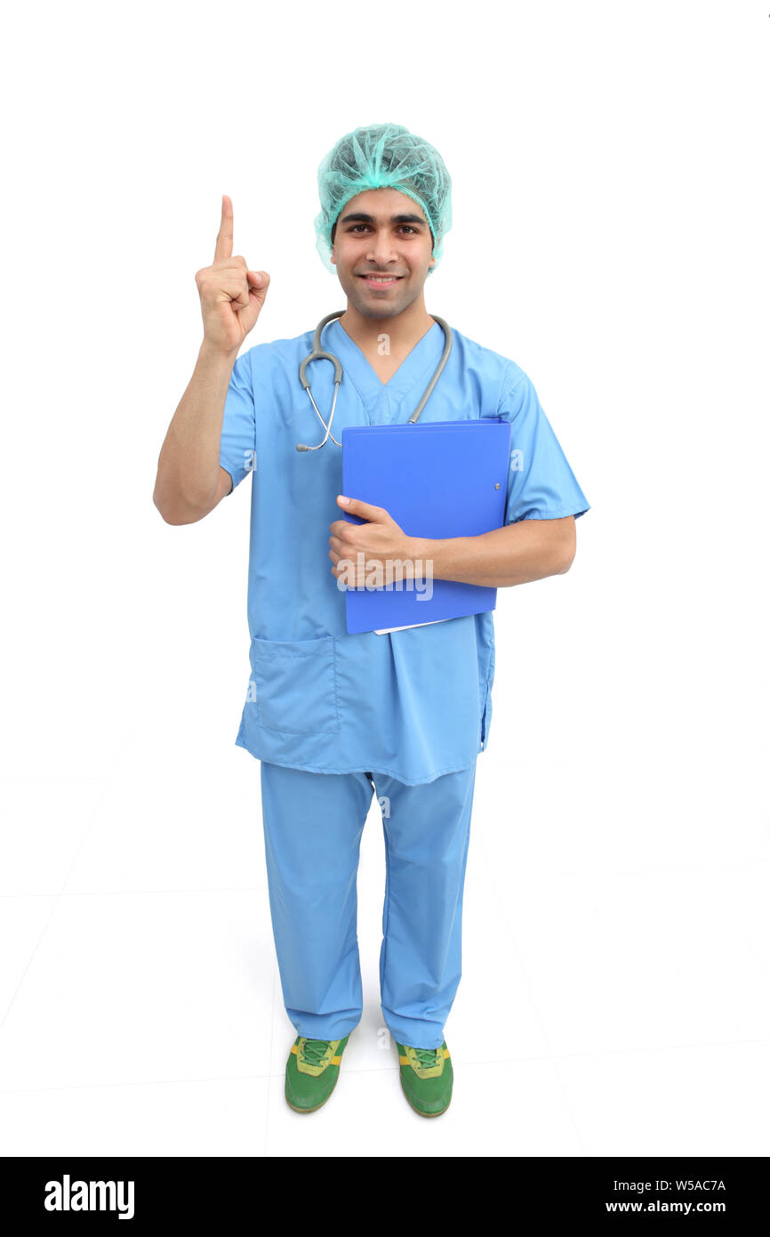 Chirurgo maschio che tiene il rapporto medico e che punta verso l'alto Foto Stock