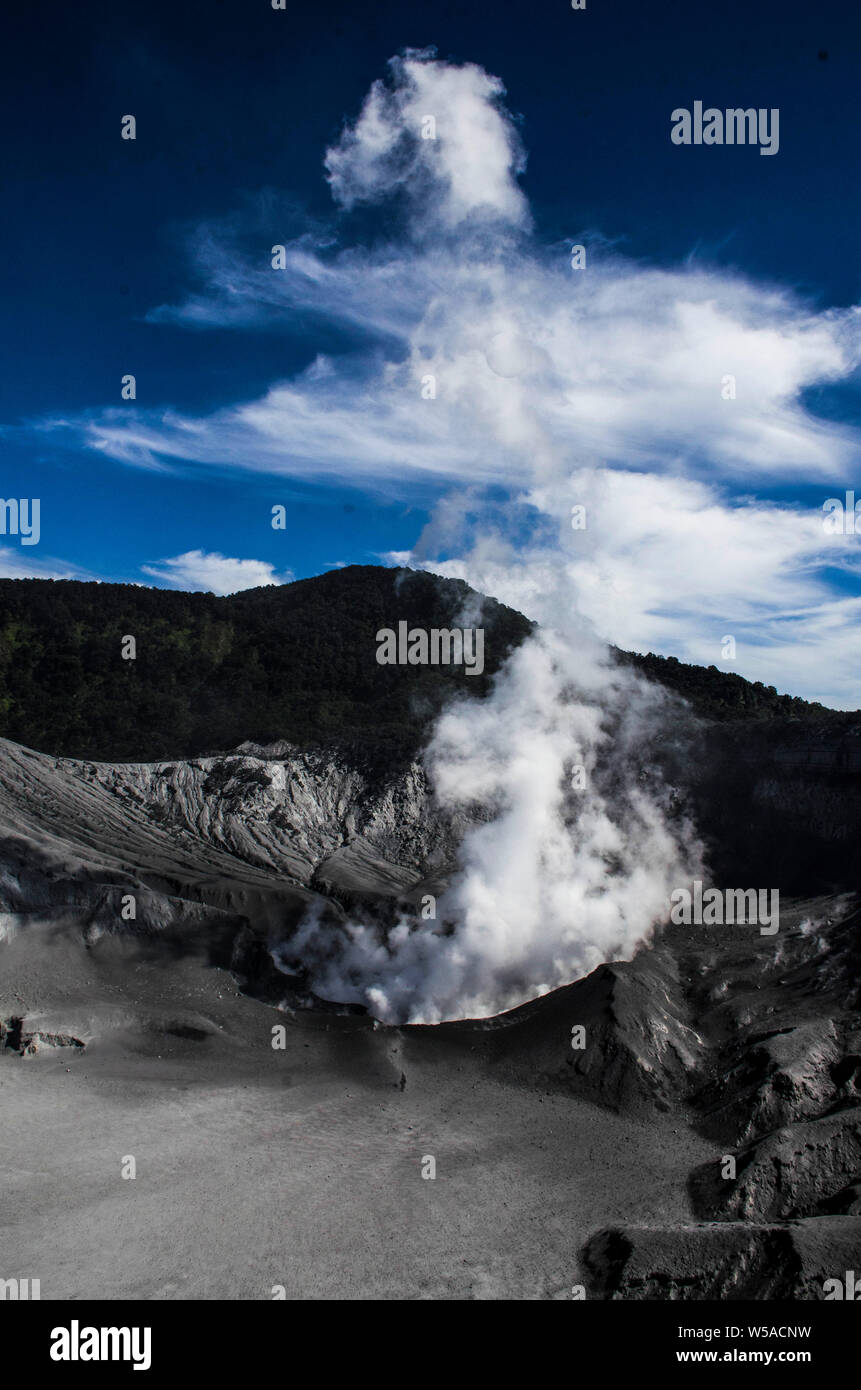 (190727) -- WEST JAVA, luglio 27, 2019 (Xinhua) -- Fumo scaricato dal cratere del monte Tangkuban Parahu è visto dopo l eruzione a Subang, West Java, Indonesia, 27 luglio 2019. Meta di Tangkuban Parahu vulcano in Indonesia West Java provincia ha eruttato il venerdì pomeriggio, produca ceneri vulcaniche 200 metri nell'aria. (Foto di Syarif/Xinhua) Foto Stock