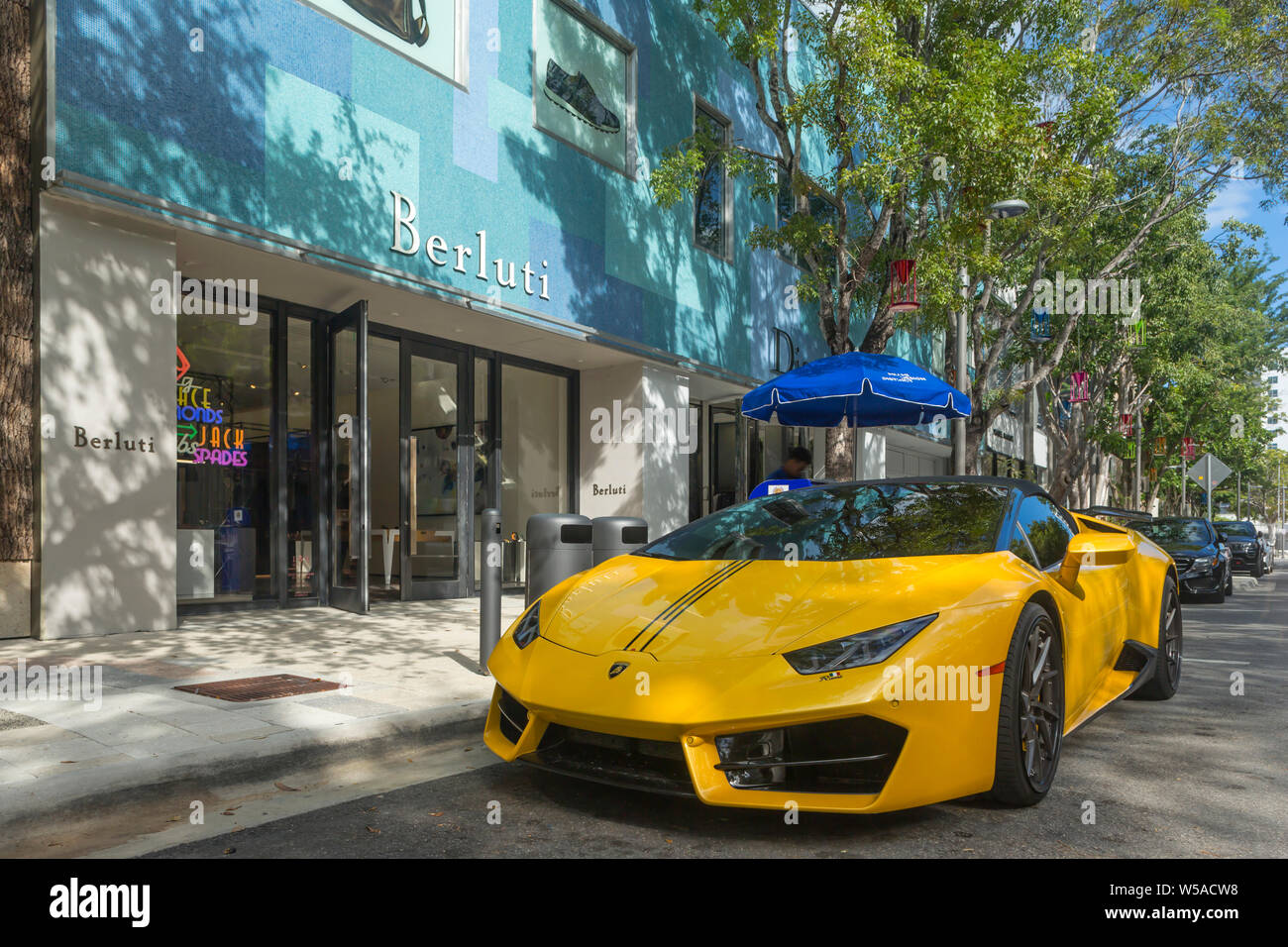 LAMBORGHINI HURACAN (©AUTOMOBILI LAMBORGHINI SPA 2014) BERLUTI STORE (©BERLUTI 2018) NE 40TH STREET Miami Design District Miami Florida USA Foto Stock