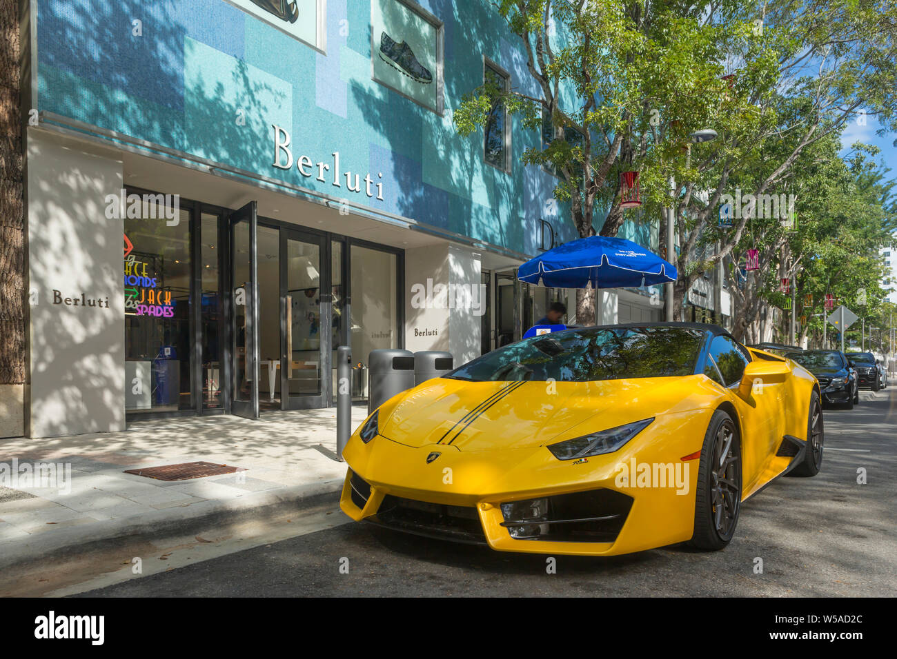 LAMBORGHINI HURACAN (©AUTOMOBILI LAMBORGHINI SPA 2014) BERLUTI STORE (©BERLUTI 2018) NE 40TH STREET Miami Design District Miami Florida USA Foto Stock