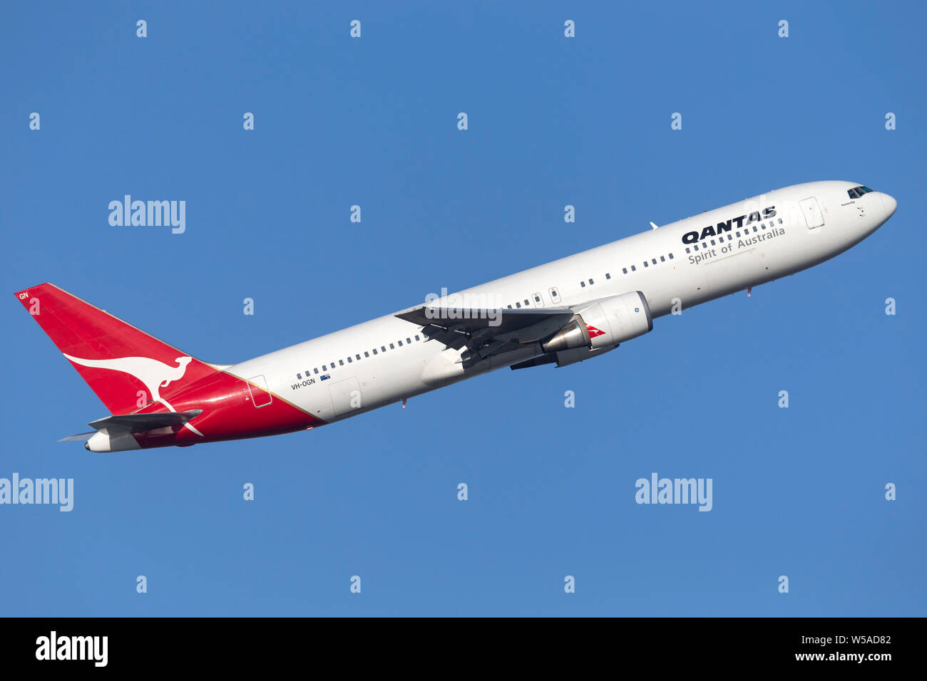 Qantas Boeing 767 aereo di linea che decollano dall'Aeroporto di Sydney. Foto Stock