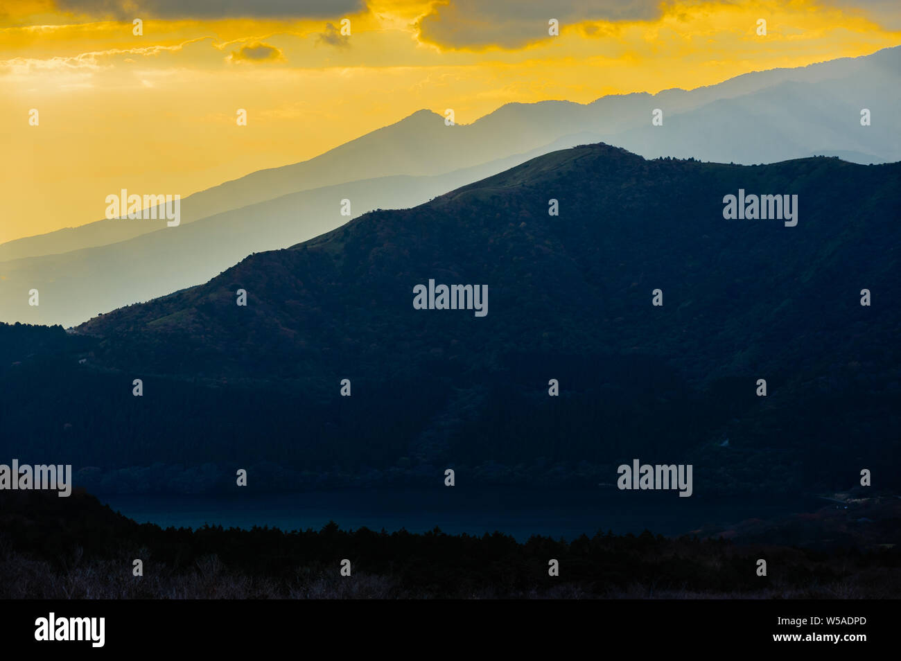 Suggestivo bagliore del sole di setting in Fuji Hakone National Park con grande profondità della linea di montagna in lontananza, Giappone Novembre 2018 Foto Stock