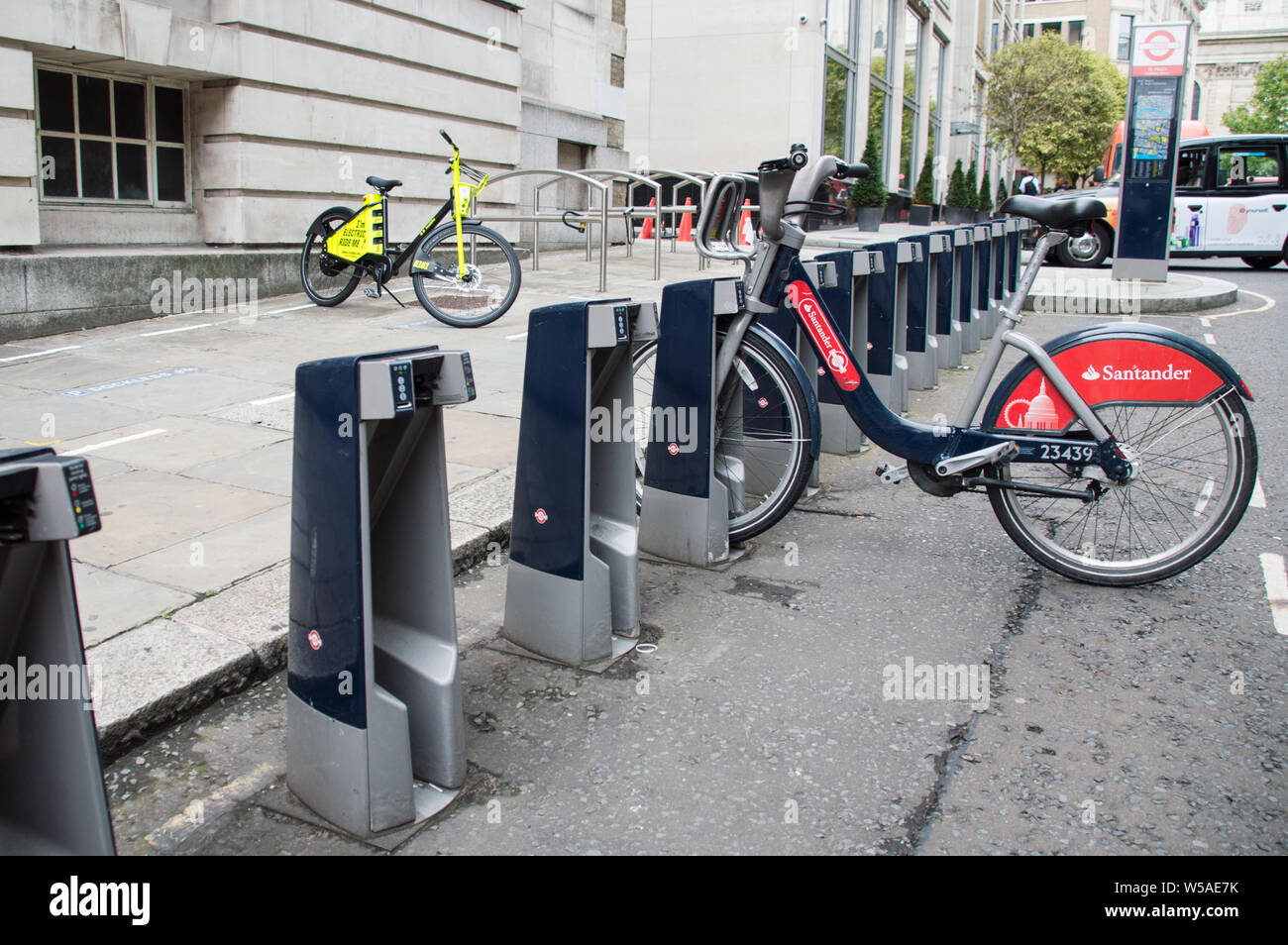 Giro in bicicletta elettrica senza attracco bicicletta elettrica Freebyke e  Santander City Bicycles Nella città di Londra Foto stock - Alamy