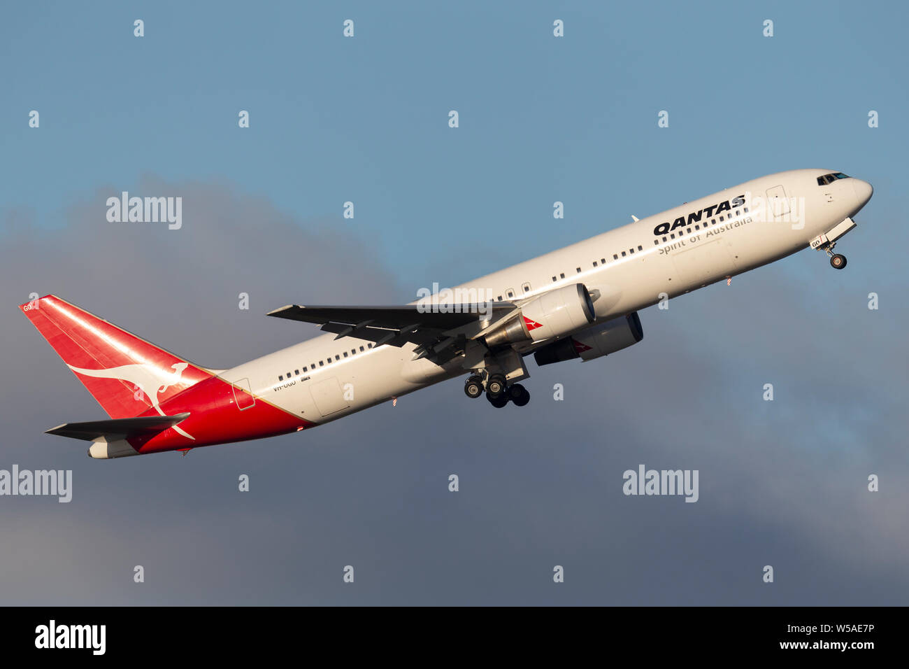 Qantas Boeing 767 aereo di linea che decollano dall'Aeroporto di Sydney. Foto Stock