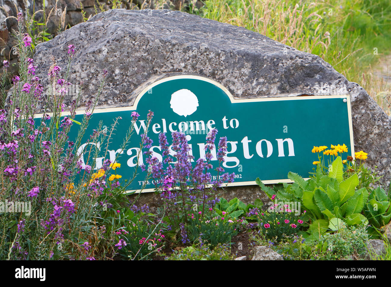 Un segno a lato della strada accoglie i visitatori a Grassington North Yorkshire Foto Stock