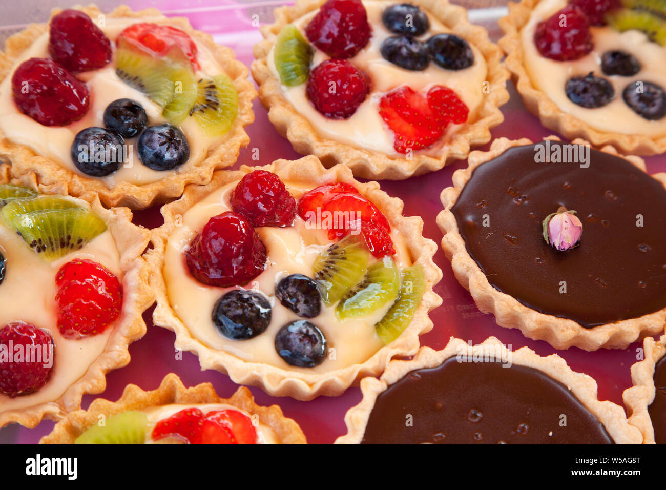 Crostate di frutta e torte al cioccolato in stallo a mercato di agricoltori, Helensburgh, Argyll, Scozia Foto Stock