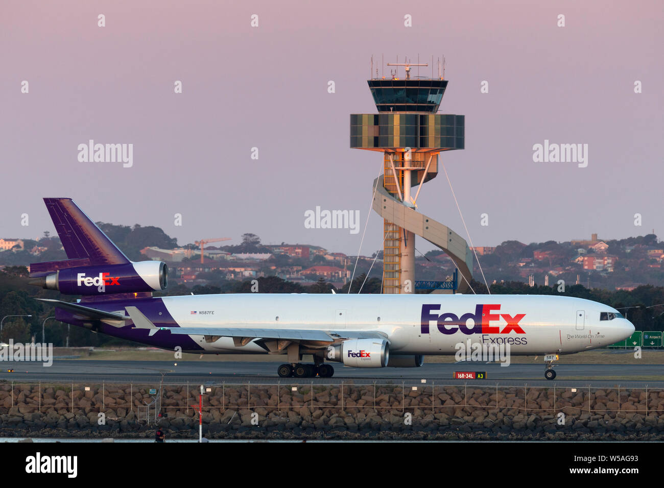 Federal Express (FedEx) McDonnell Douglas MD-11F cargo aereo all'Aeroporto di Sydney. Foto Stock