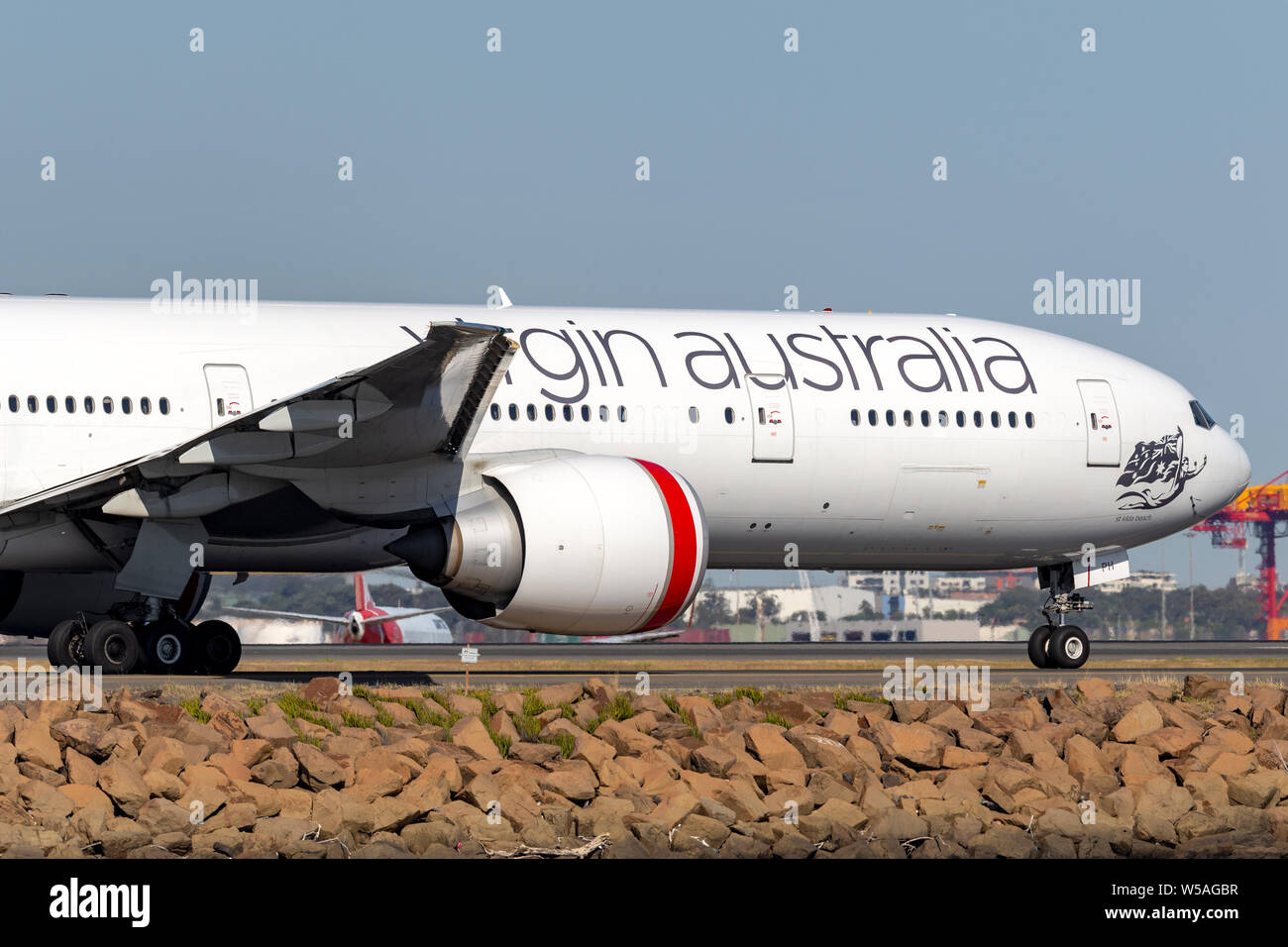 Virgin Australia Airlines Boeing 777-300 grande aereo commerciale aeromobile i taxi per la partenza a Sydney Airpo Foto Stock