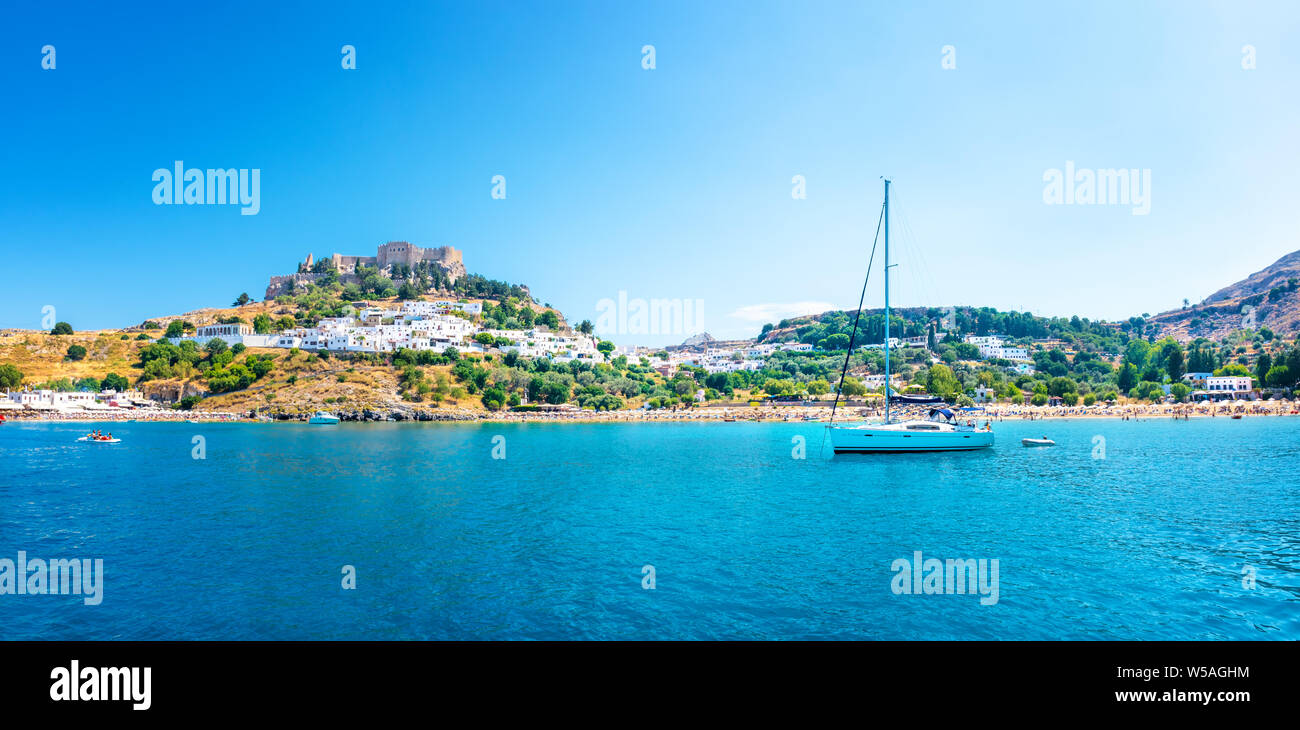 Vista panoramica della spiaggia di Lindos con Acropoli di Lindos in background (Rhodes, Grecia) Foto Stock