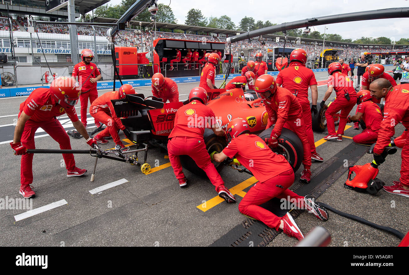 Hockenheim, Germania. 27 Luglio, 2019. Motorsport: il Campionato del Mondo di Formula 1, il Gran Premio di Germania. Durante la terza sessione di prove libere, meccanici sarà lavorare sulla vettura di Charles Leclerc da Monaco dal team della Scuderia Ferrari in pit lane. Credito: Sebastian Gollnow/dpa/Alamy Live News Foto Stock