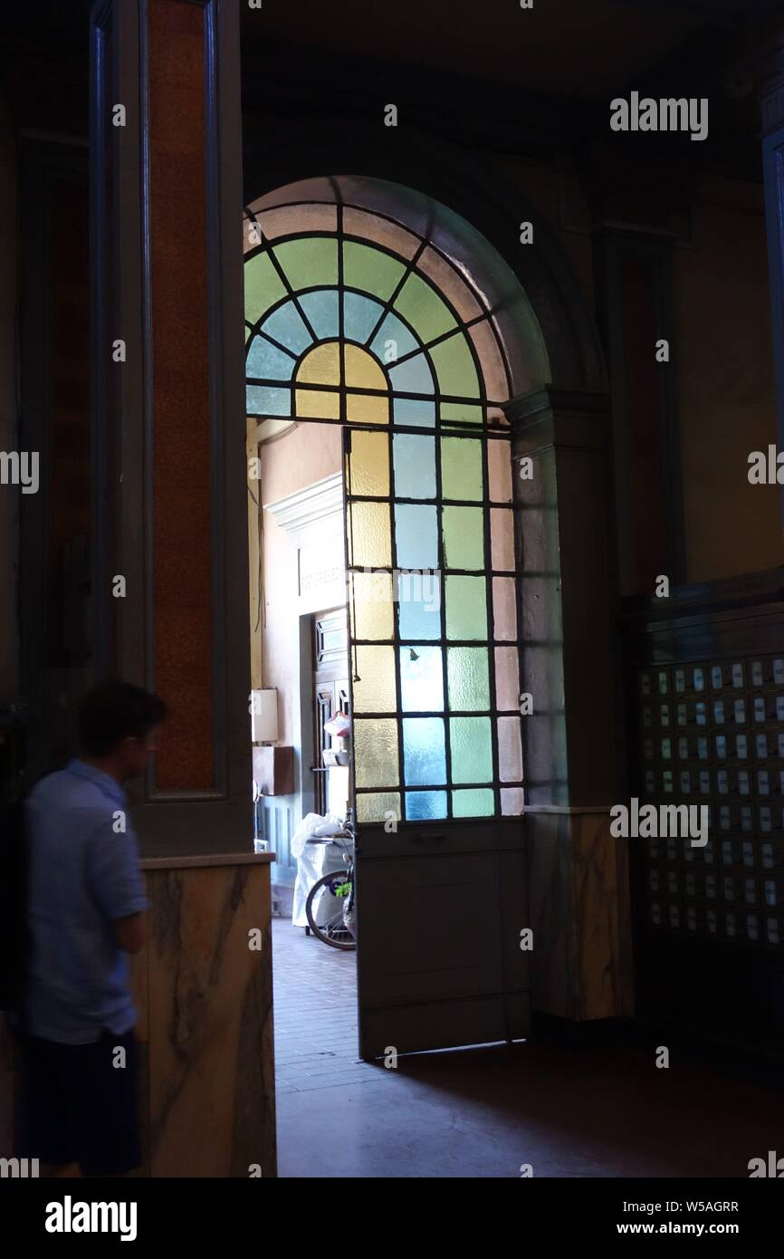 Ingresso principale ufficio postale di Asmara Eritrea con grandi vetri colorati in metallo porta incorniciata Foto Stock