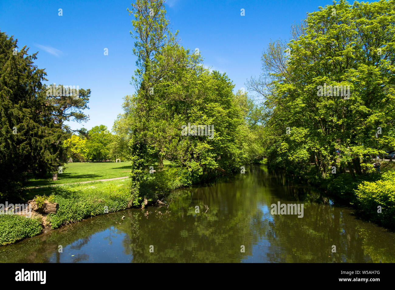 Il fiume Ruhr nel quartiere Werden, sulla sinistra della Ruhr isola Brehm, Essen, la zona della Ruhr, Germania. die Ruhr in Essen-Werden, links die Ruhrinsel Br Foto Stock
