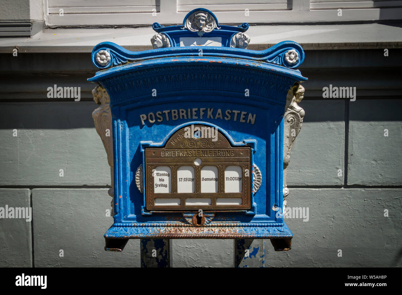 Cassetta postale storico nel quartiere Werden, Essen, la zona della Ruhr, Germania. historischer Briefkasten im Stadtteil Werden, Essen, Ruhrgebiet, Deutschland. Foto Stock
