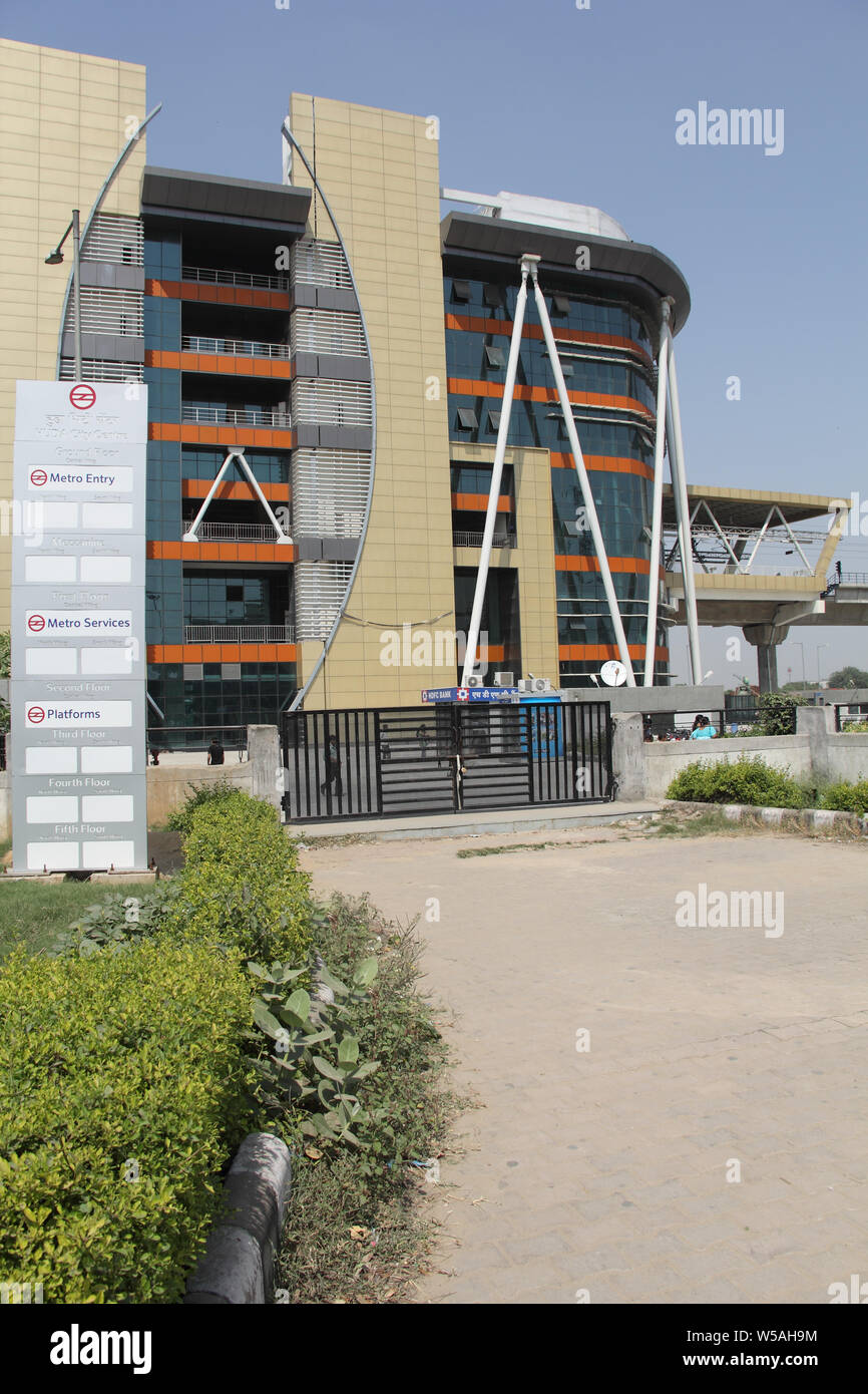 Ingresso di una stazione della metropolitana, Gurgaon, Haryana, India Foto Stock