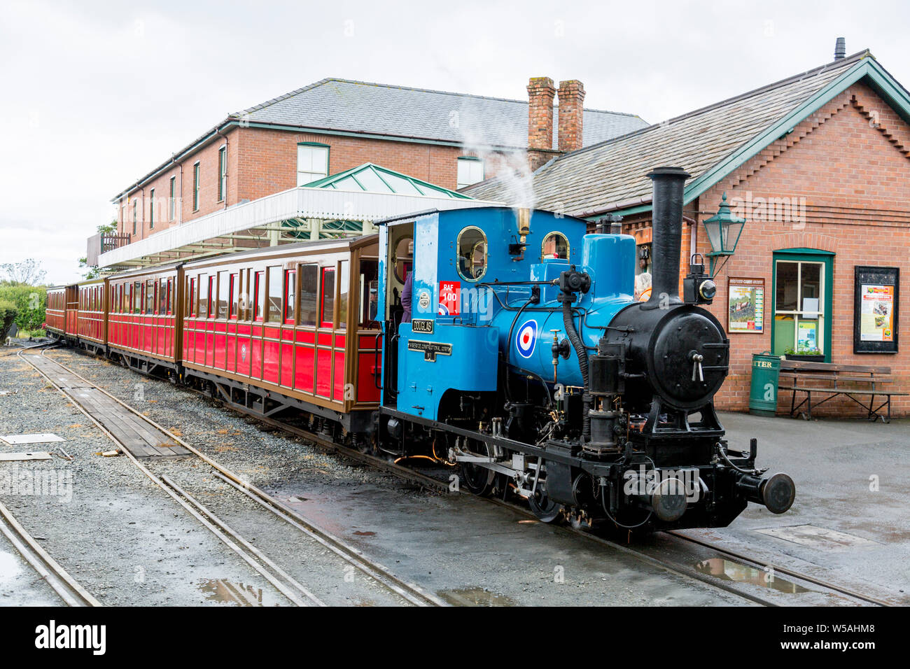 Il 1918 0-4-0WT steam loco 'Douglas' a Tywyn Wharf stazione sul Talyllyn - il primo al mondo il patrimonio conservato ferroviarie, Gwynedd, Wales, Regno Unito Foto Stock