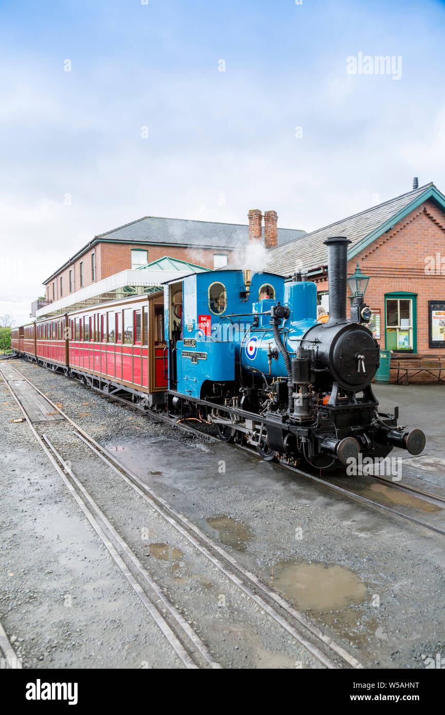 Il 1918 0-4-0WT steam loco 'Douglas' a Tywyn Wharf stazione sul Talyllyn - il primo al mondo il patrimonio conservato ferroviarie, Gwynedd, Wales, Regno Unito Foto Stock