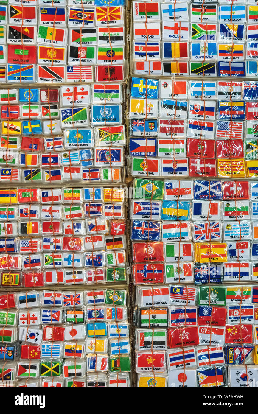 Mazzetto di patch con mondo bandiere nazionali. Bandiere ricamate sfondo Foto Stock
