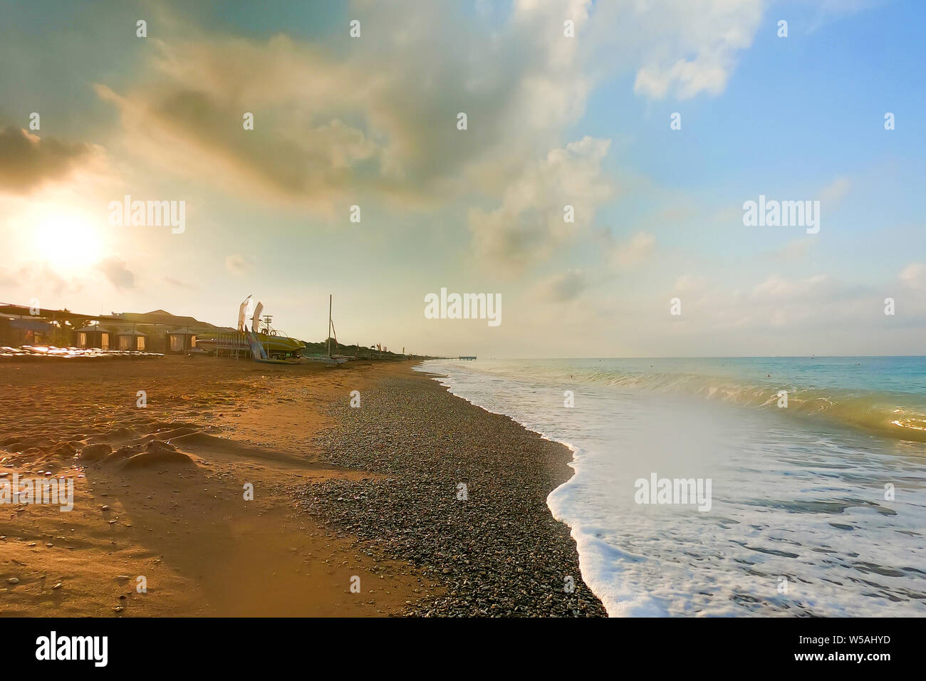 La tempesta è venuta al mare Costa, colori luminosi del cielo e acqua di mare. Foto Stock