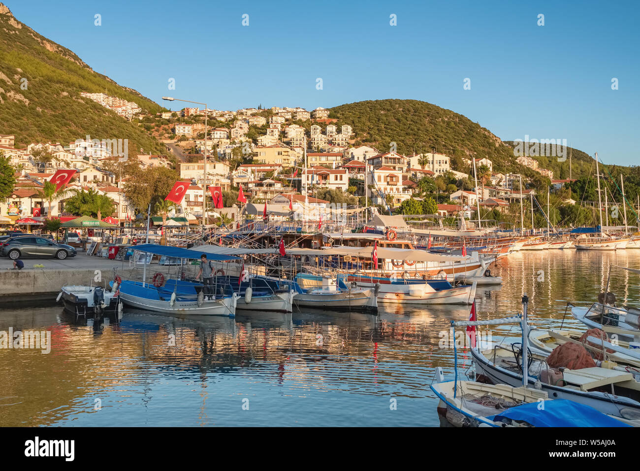 Kas, Turket - 6 Novembre 2018: bellissima cittadina mediterranea Kas al tramonto, Turchia. Le barche nel porto di Kas Foto Stock