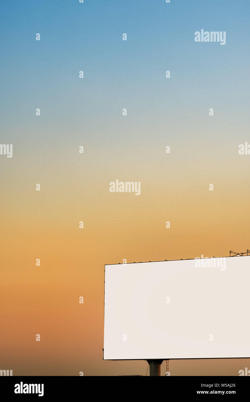 Grande cartellone contro il cielo al tramonto. Bella twilight sfondo cielo con copyspace Foto Stock