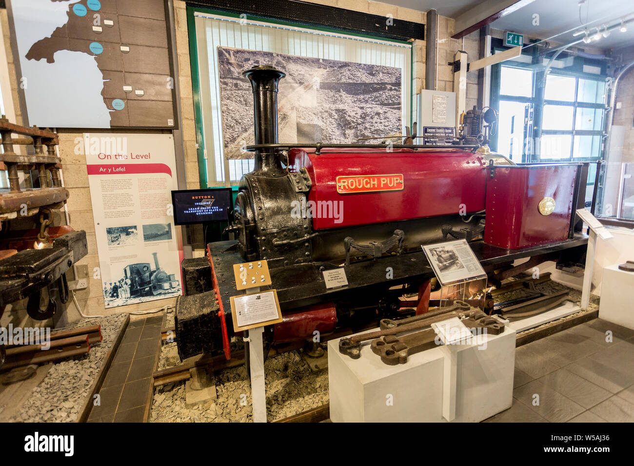 Vista interna della ferrovia a scartamento ridotto Museum in base a Tywyn Wharf stazione sul Talyllyn Railway, Gwynedd, Wales, Regno Unito Foto Stock Vista interna della ferrovia a scartamento ridotto Museum in base a Tywyn Wharf stazione sul Talyllyn Railway, Gwynedd, Wales, Regno Unito Foto Stock