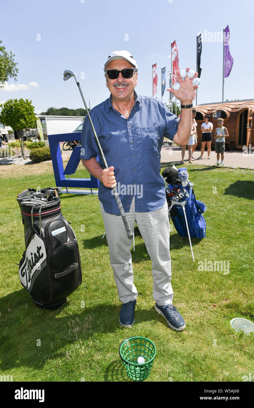 27 luglio 2019, in Sassonia, Machern: Attore Wolfgang Stumph è in corso presso il GRK-Golf-Charity maestri. Per la dodicesima volta celebrità raccogliere donazioni per fini caritativi in non-profit torneo di golf. Foto: Jens Kalaene/dpa-Zentralbild/dpa Foto Stock