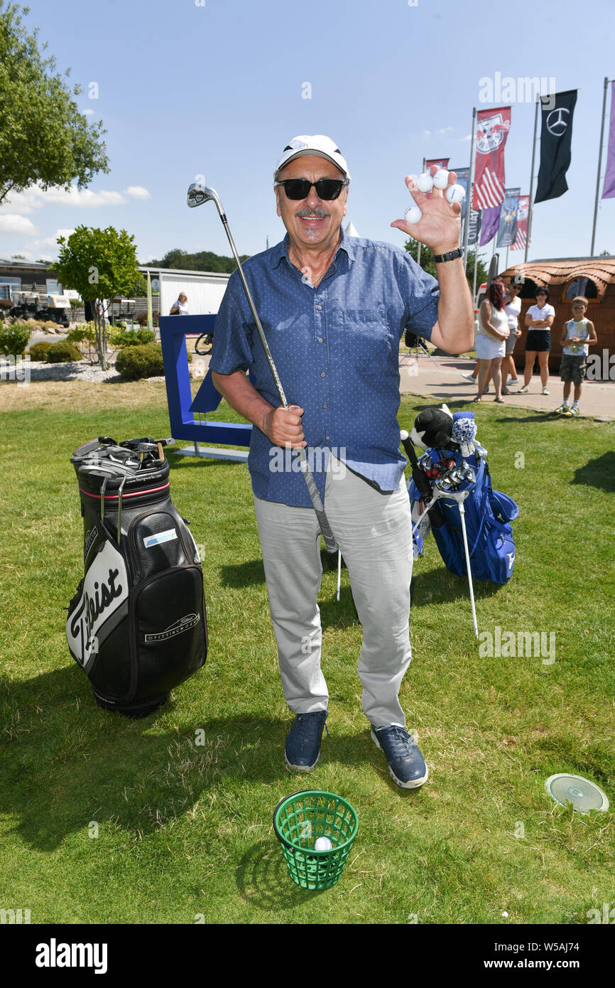 27 luglio 2019, in Sassonia, Machern: Attore Wolfgang Stumph è in corso presso il GRK-Golf-Charity maestri. Per la dodicesima volta celebrità raccogliere donazioni per fini caritativi in non-profit torneo di golf. Foto: Jens Kalaene/dpa-Zentralbild/dpa Foto Stock