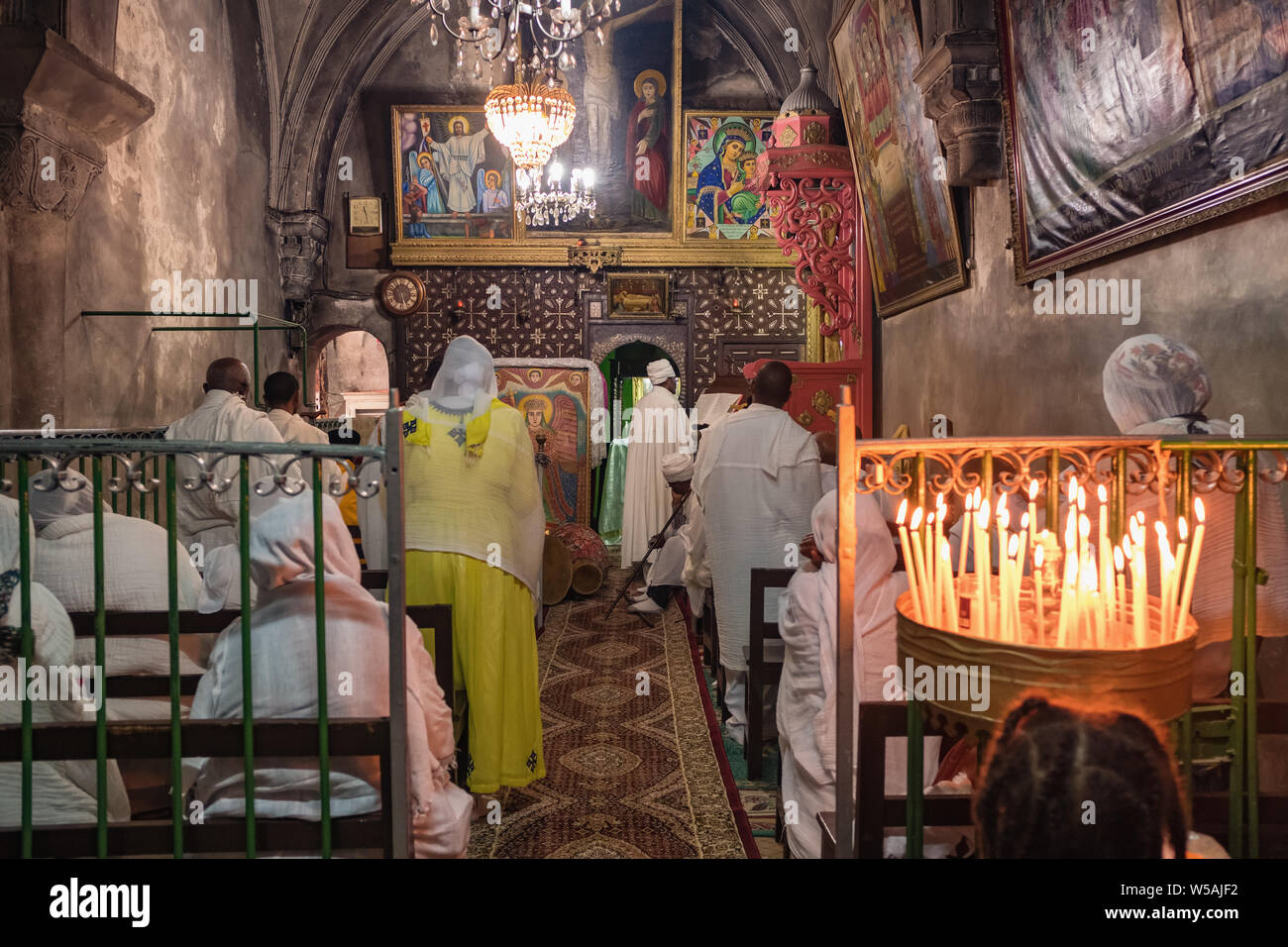 Gerusalemme, Israele - 21 Novembre 2018: Christian massa all'interno della cappella etiope nella chiesa del Santo Sepolcro di Gerusalemme Foto Stock