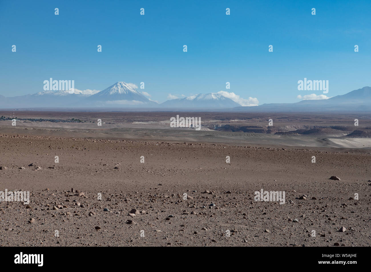 Guardando attraverso il paesaggio arido del deserto di Atacama verso le montagne delle Ande, Cile Foto Stock